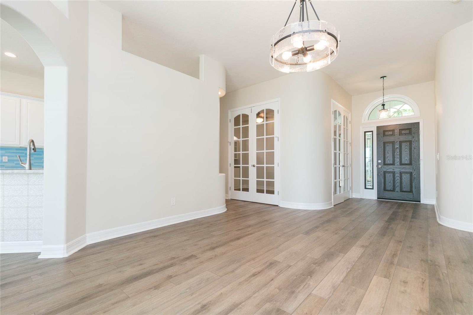 Listing photo id 9 for 7227 Colonial Lake Drive