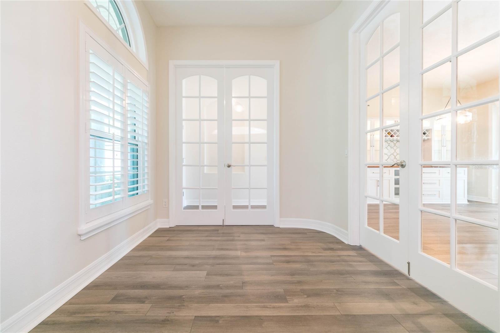 Listing photo id 11 for 7227 Colonial Lake Drive