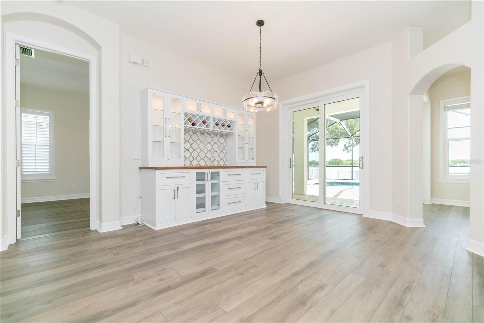 Listing photo id 13 for 7227 Colonial Lake Drive