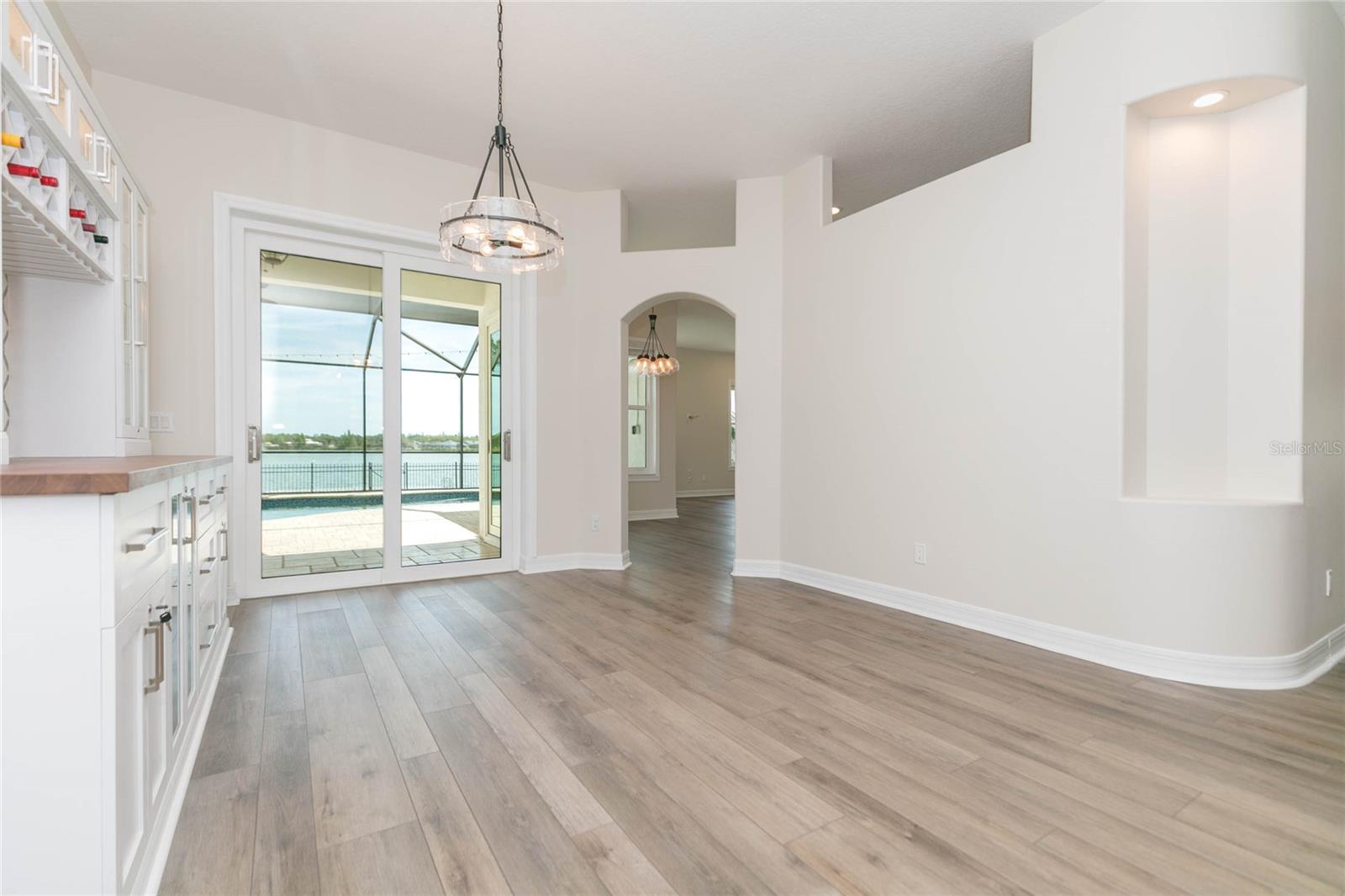 Listing photo id 14 for 7227 Colonial Lake Drive