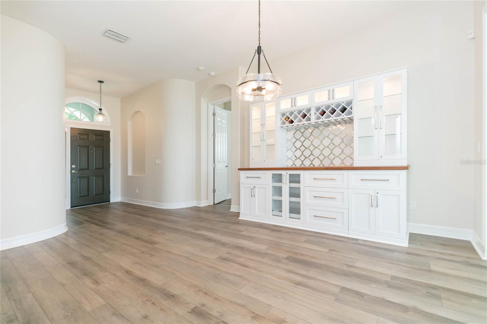 Listing photo id 15 for 7227 Colonial Lake Drive