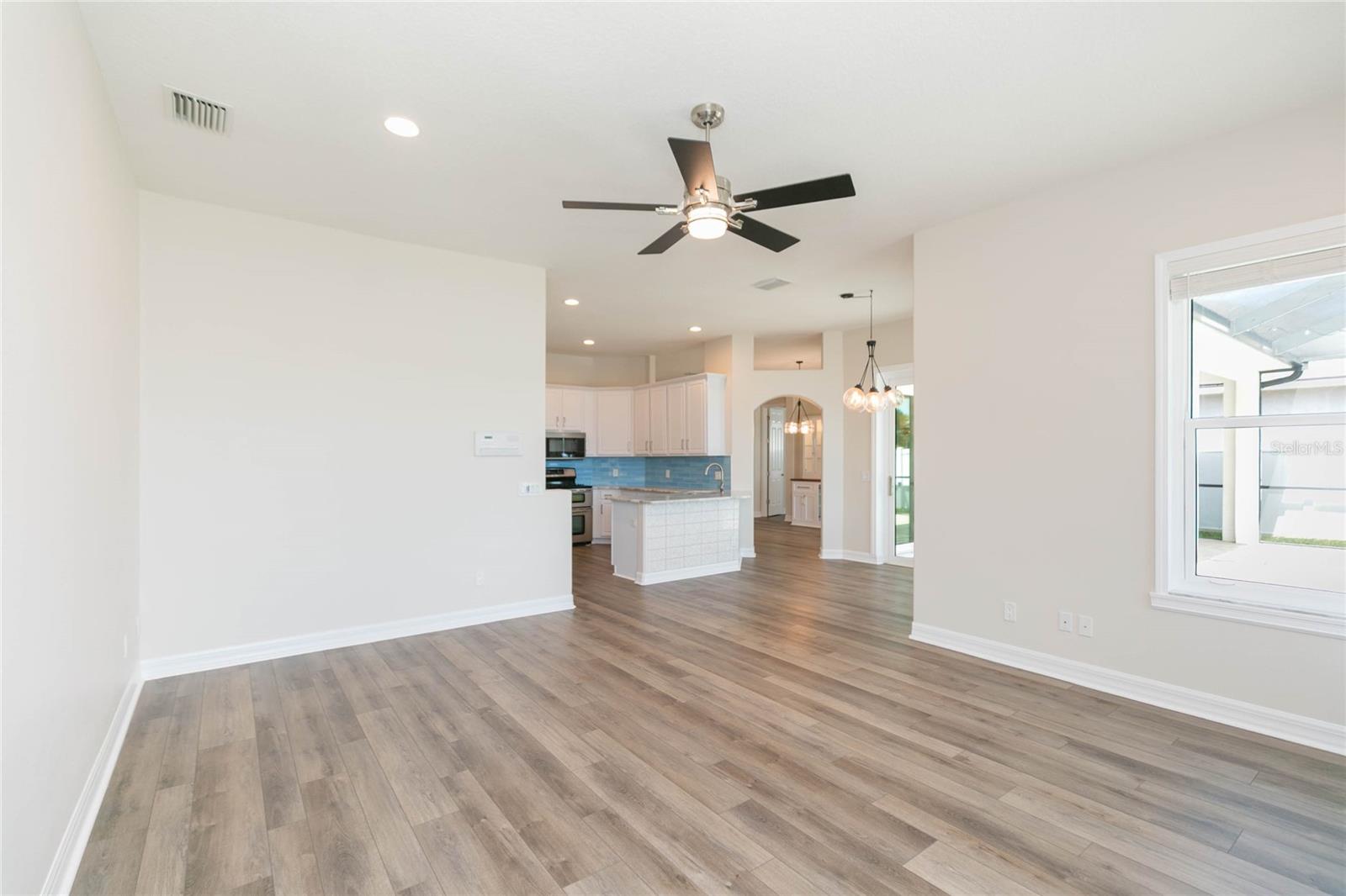 Listing photo id 16 for 7227 Colonial Lake Drive