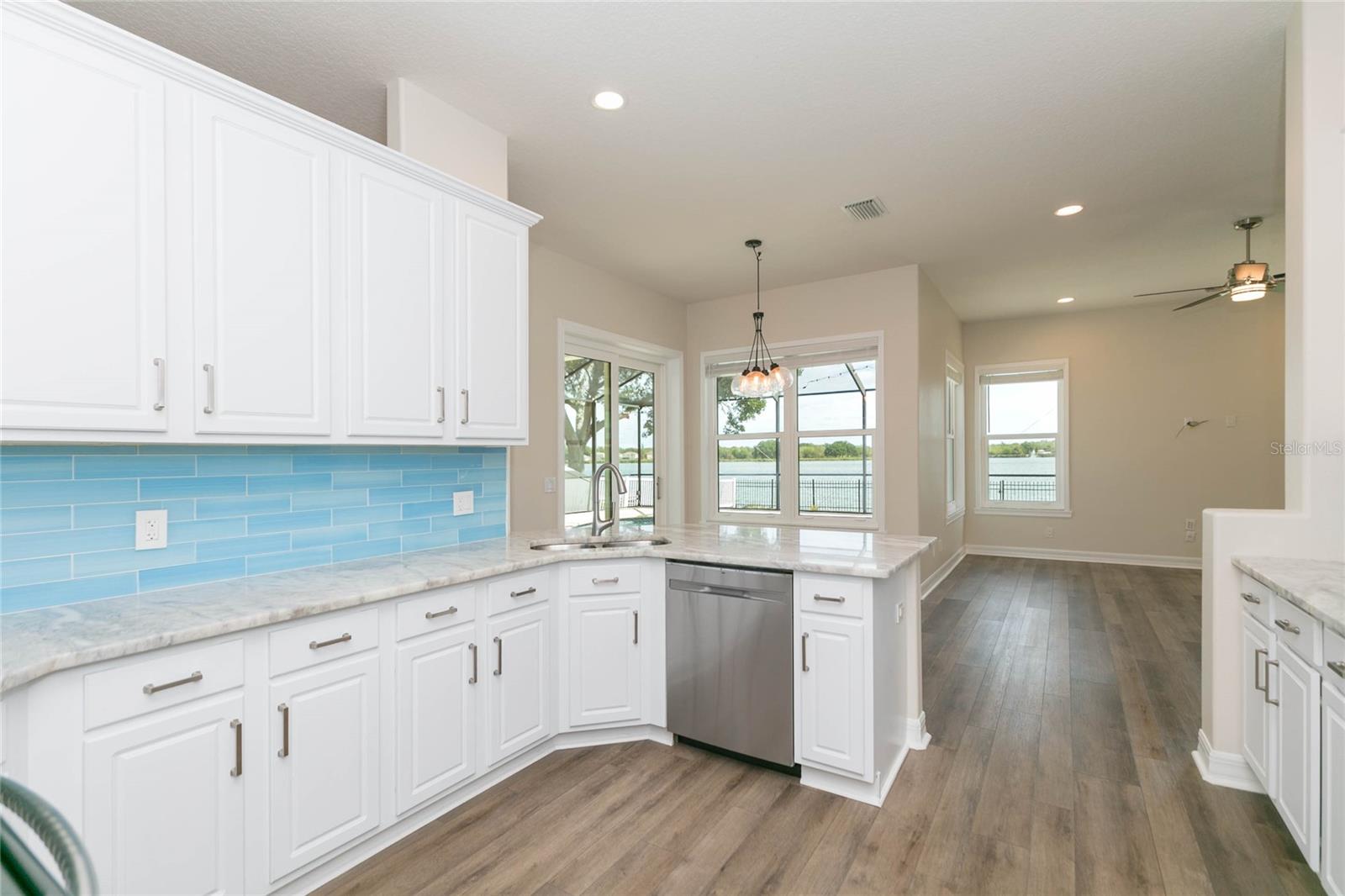 Listing photo id 17 for 7227 Colonial Lake Drive