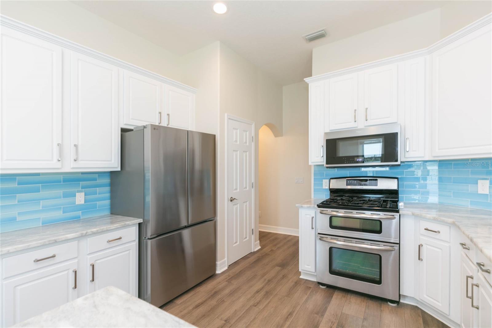 Listing photo id 18 for 7227 Colonial Lake Drive