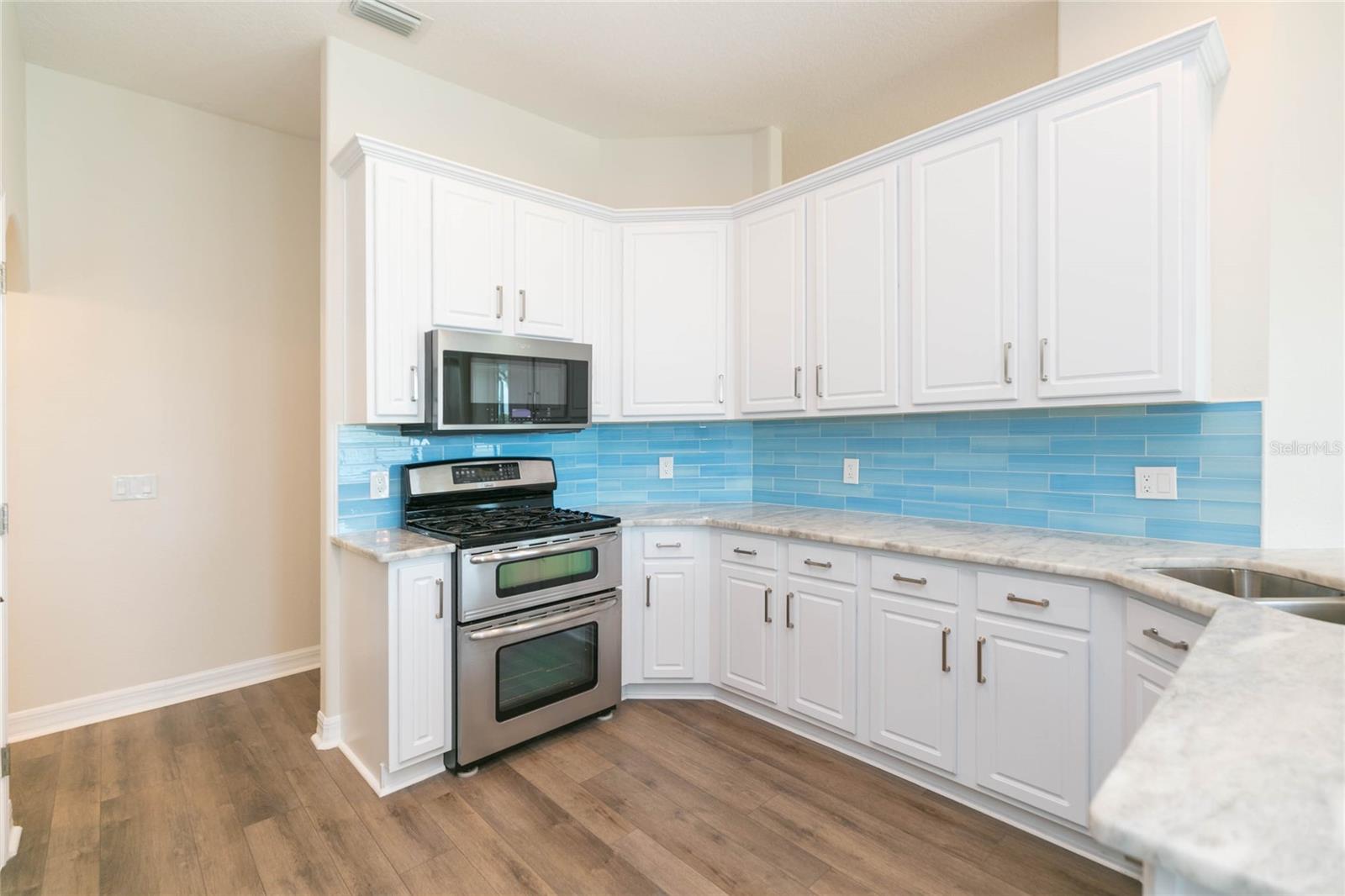 Listing photo id 19 for 7227 Colonial Lake Drive