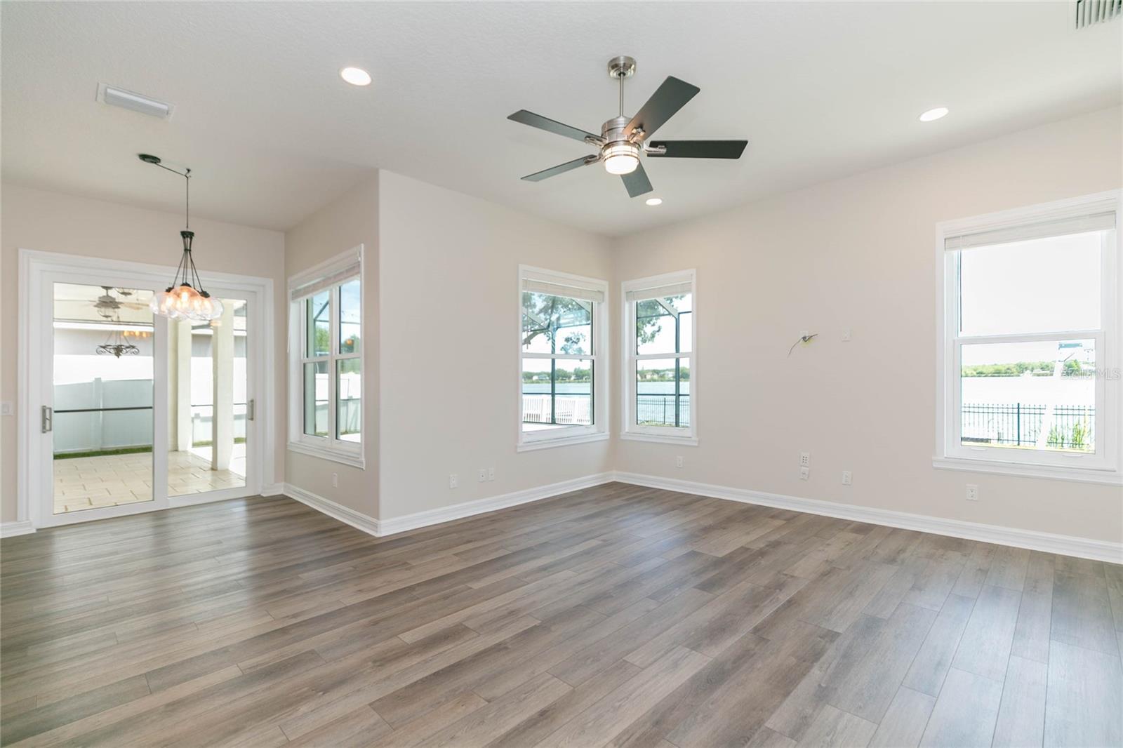 Listing photo id 20 for 7227 Colonial Lake Drive