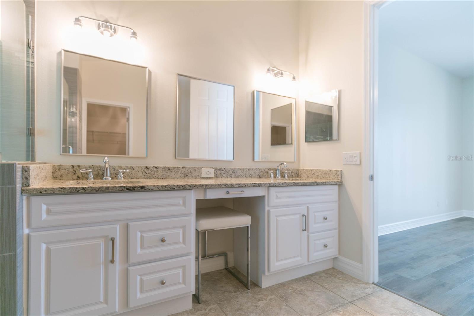 Listing photo id 25 for 7227 Colonial Lake Drive