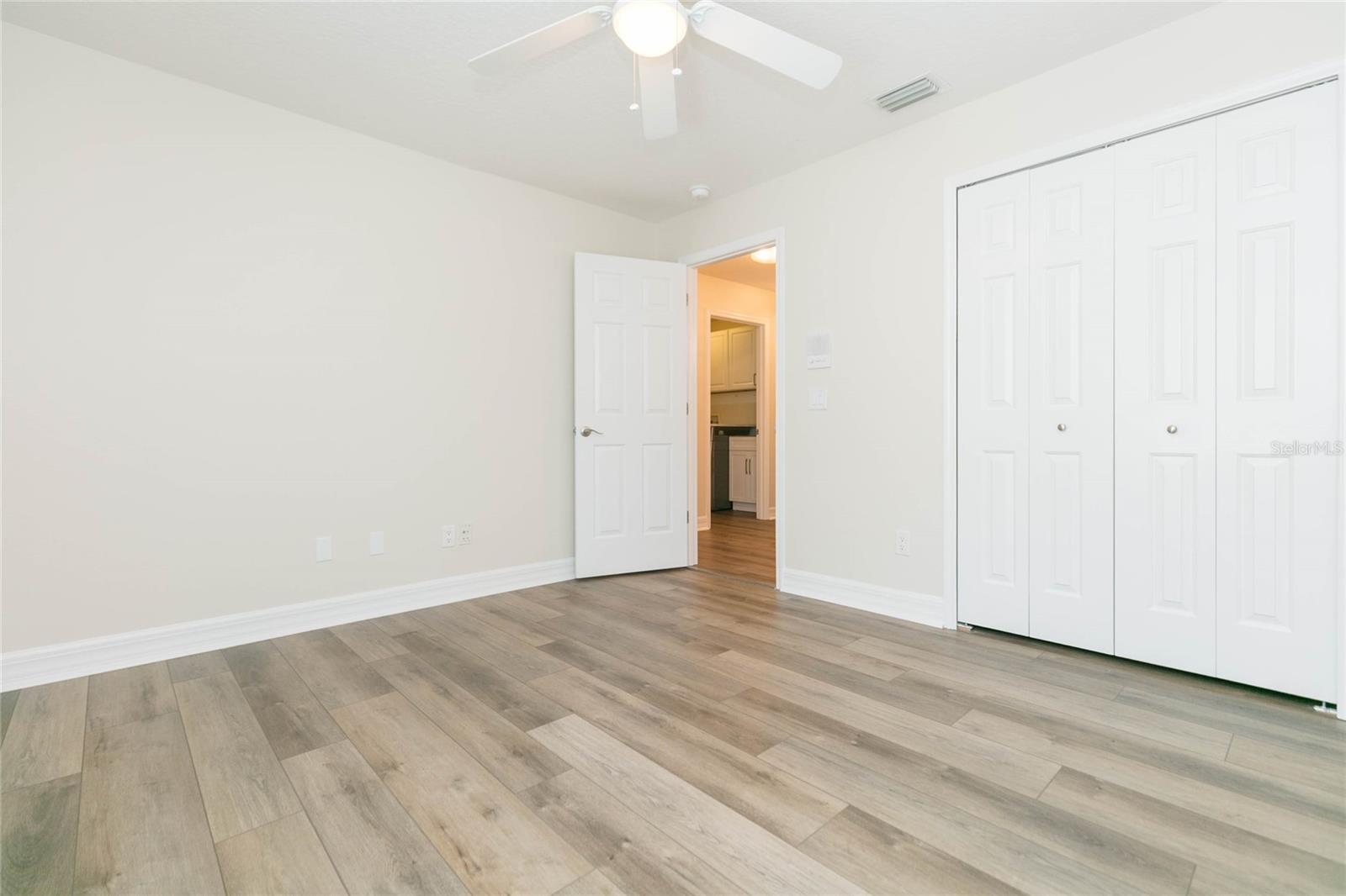 Listing photo id 32 for 7227 Colonial Lake Drive