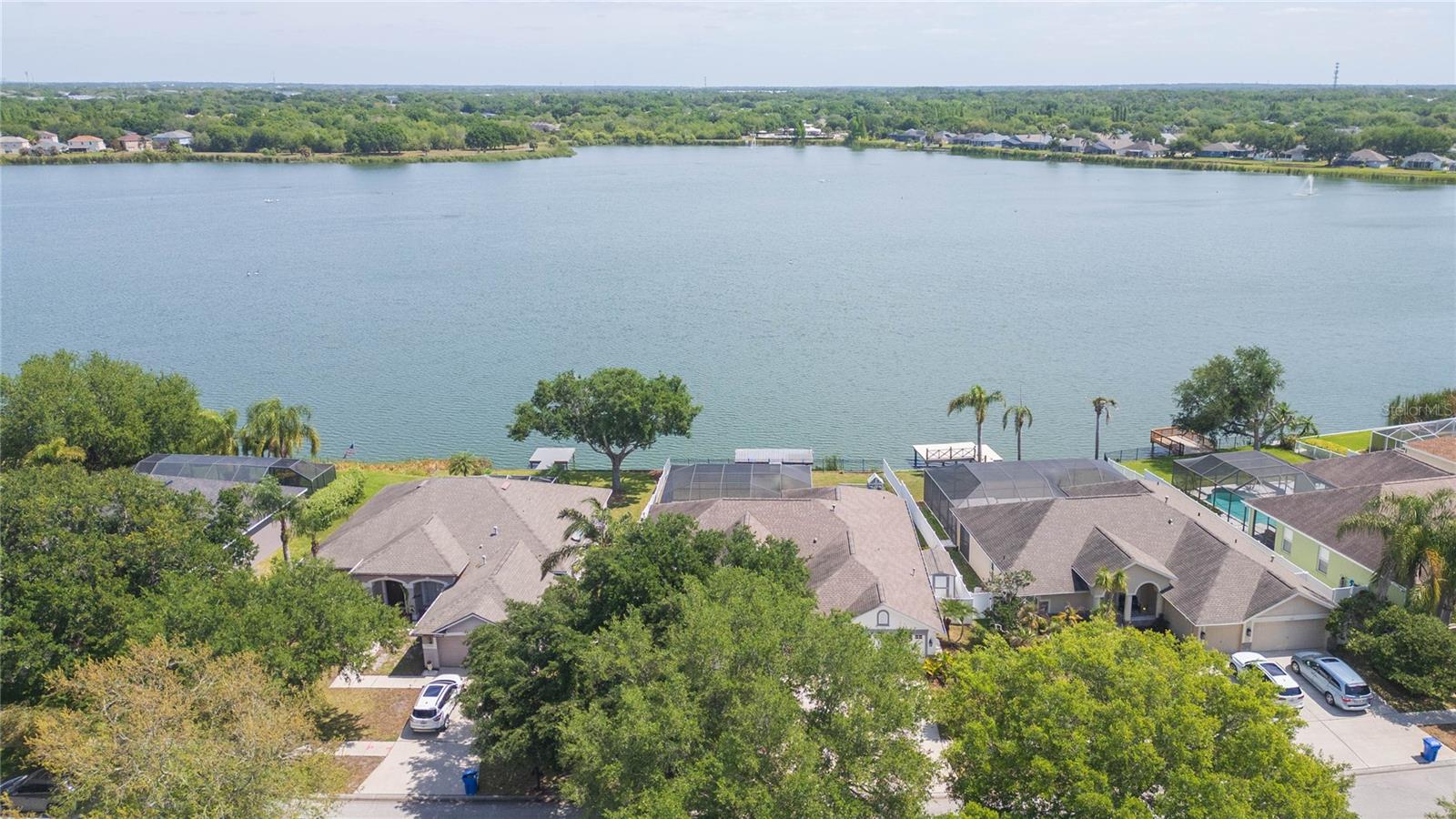 Listing photo id 3 for 7227 Colonial Lake Drive