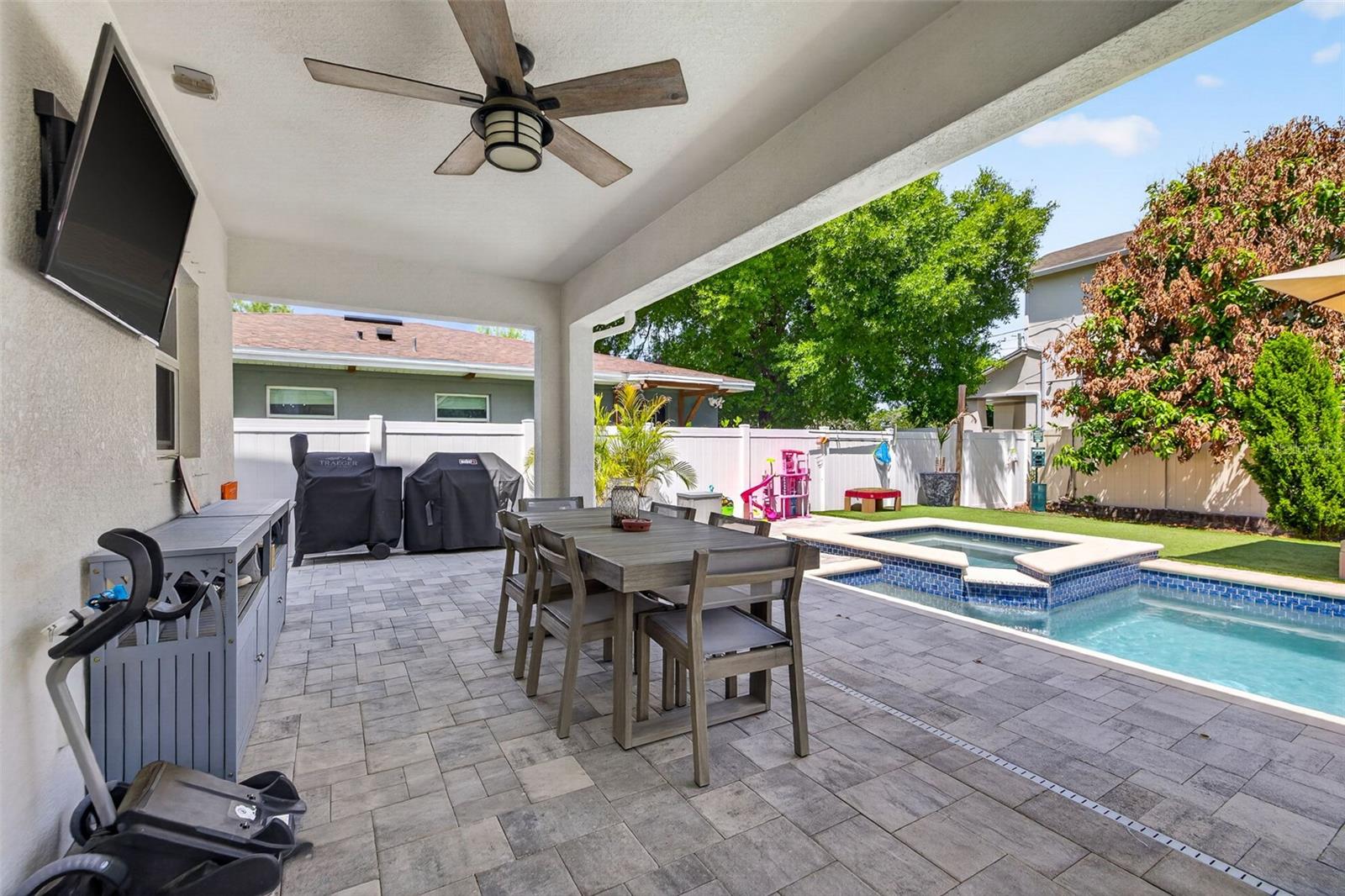 Listing photo id 35 for 1031 Alfred Street