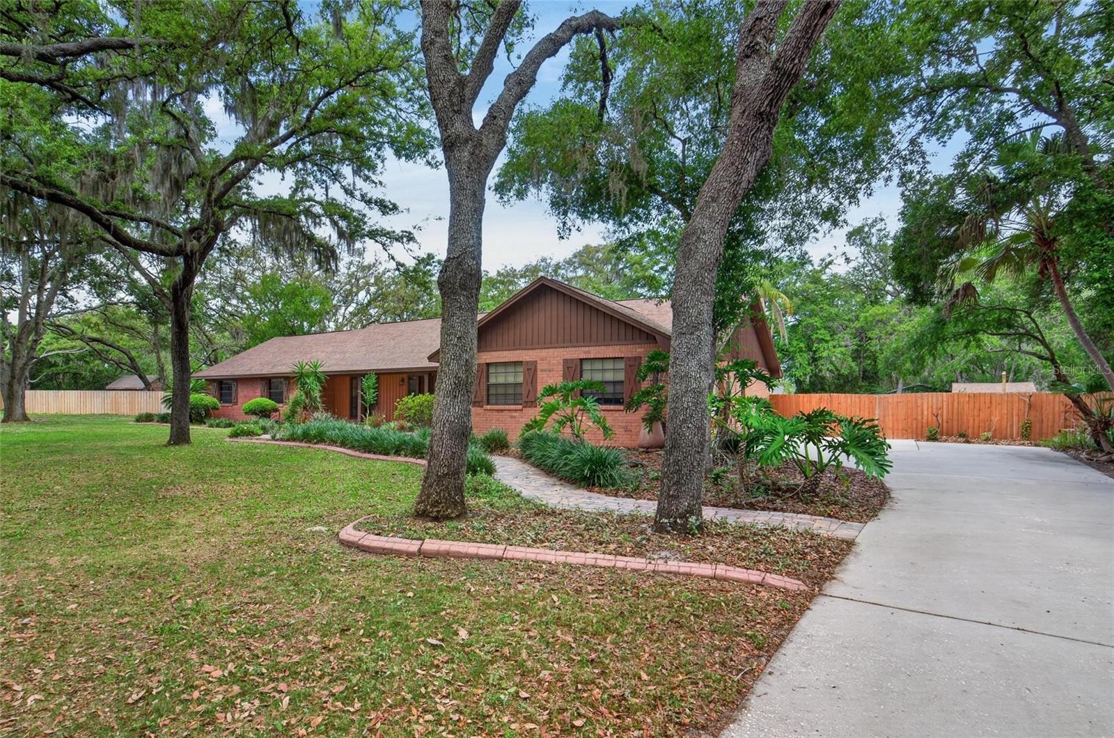 Listing photo id 1 for 12506 Shadow Run Boulevard