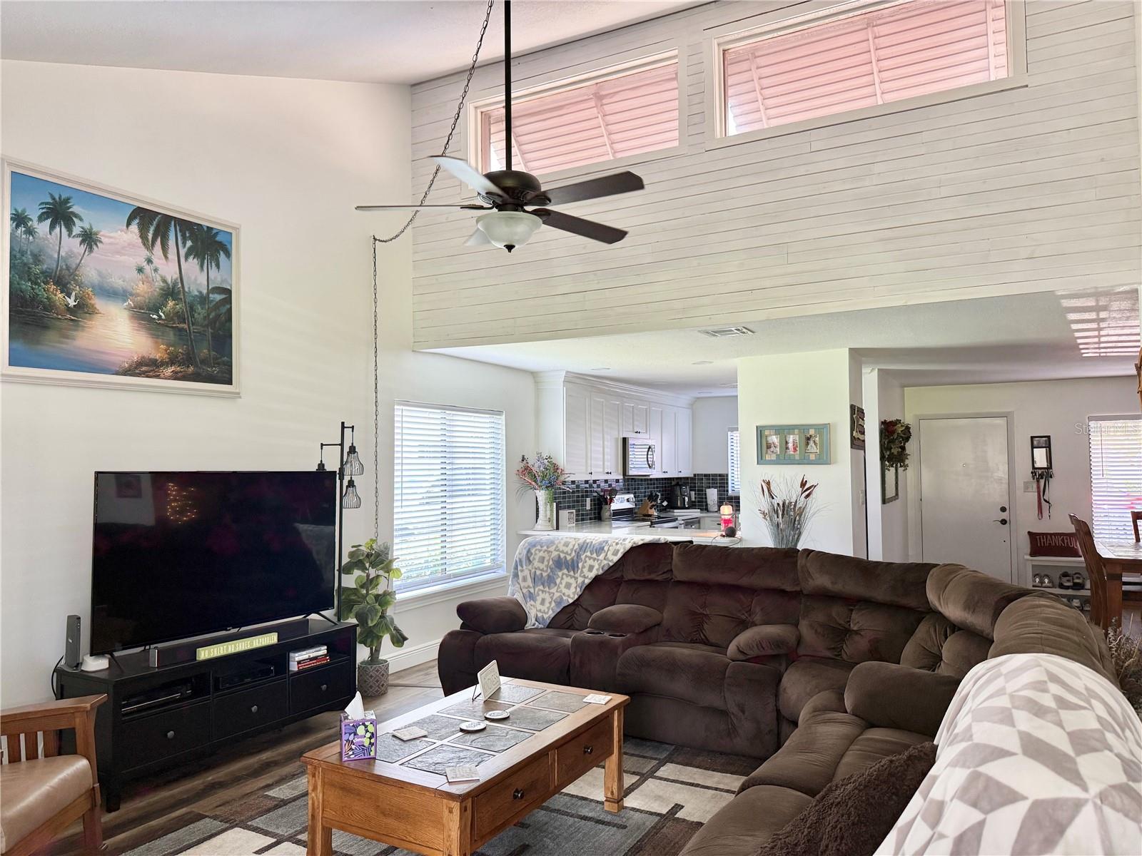 Image 13 of 40 For 207 Granada Court N