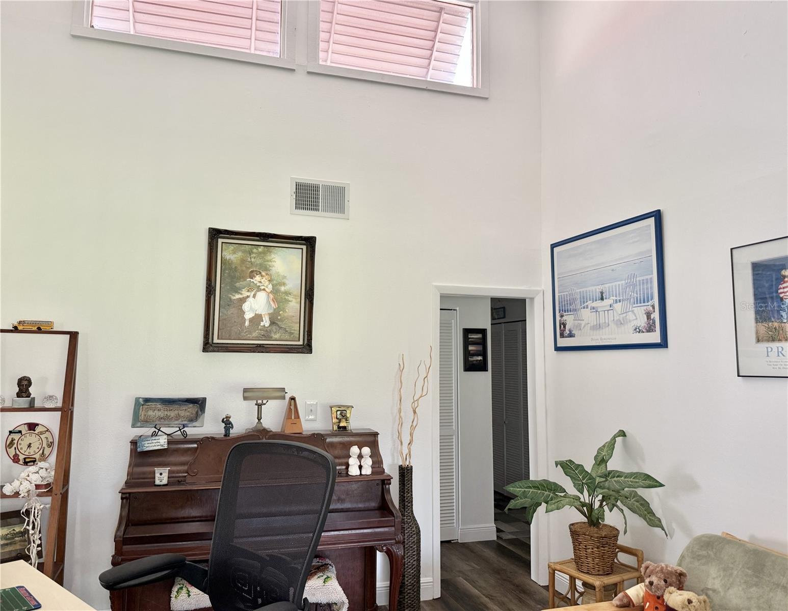 Image 15 of 40 For 207 Granada Court N