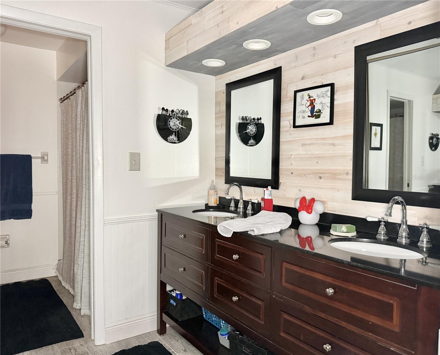 Image 21 of 40 For 207 Granada Court N