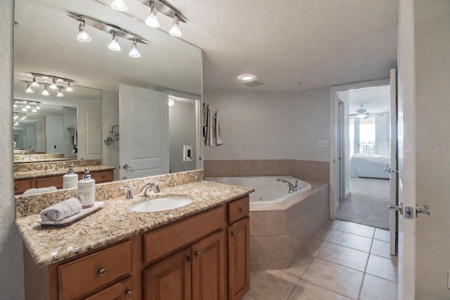 Image 18 of 33 For 5353 Gulf Boulevard A404