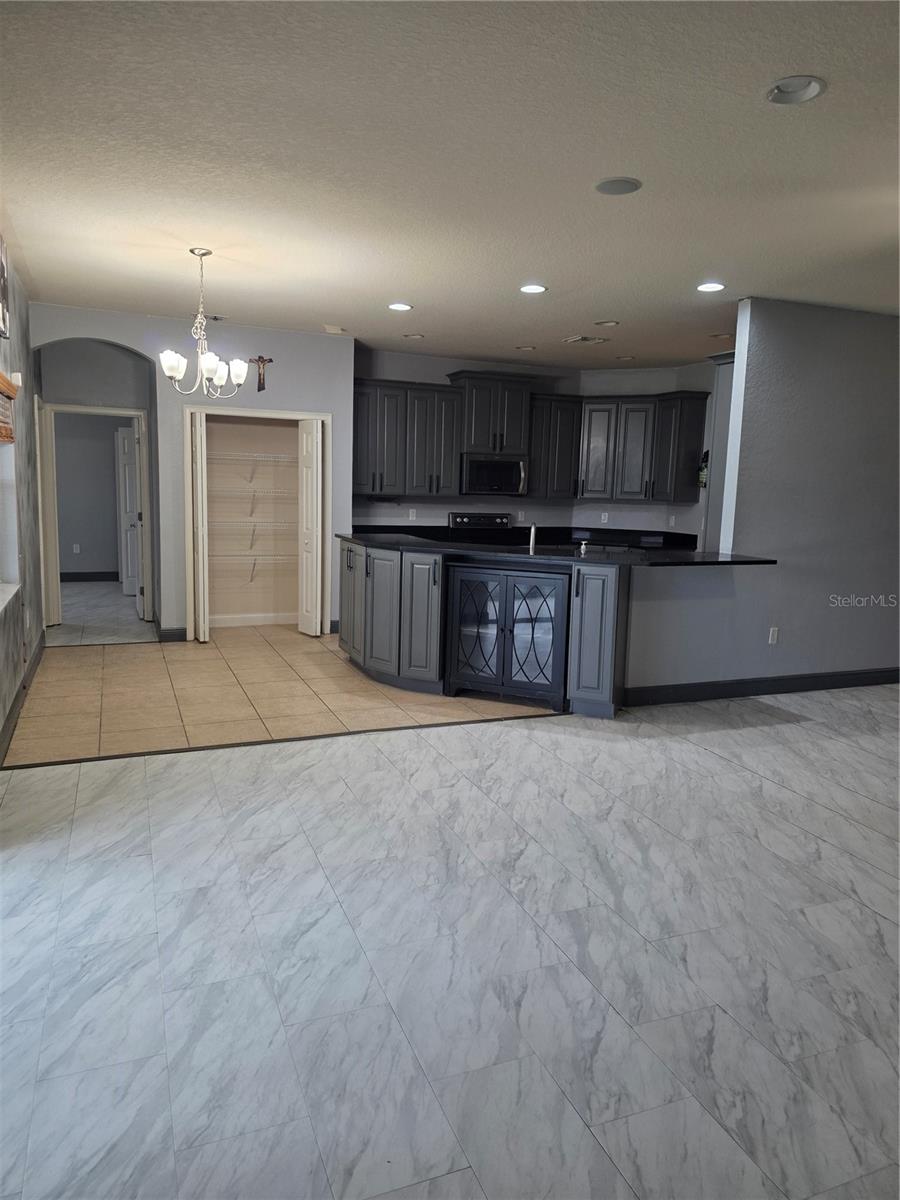 Image 10 of 23 For 2850 Sheldon Street