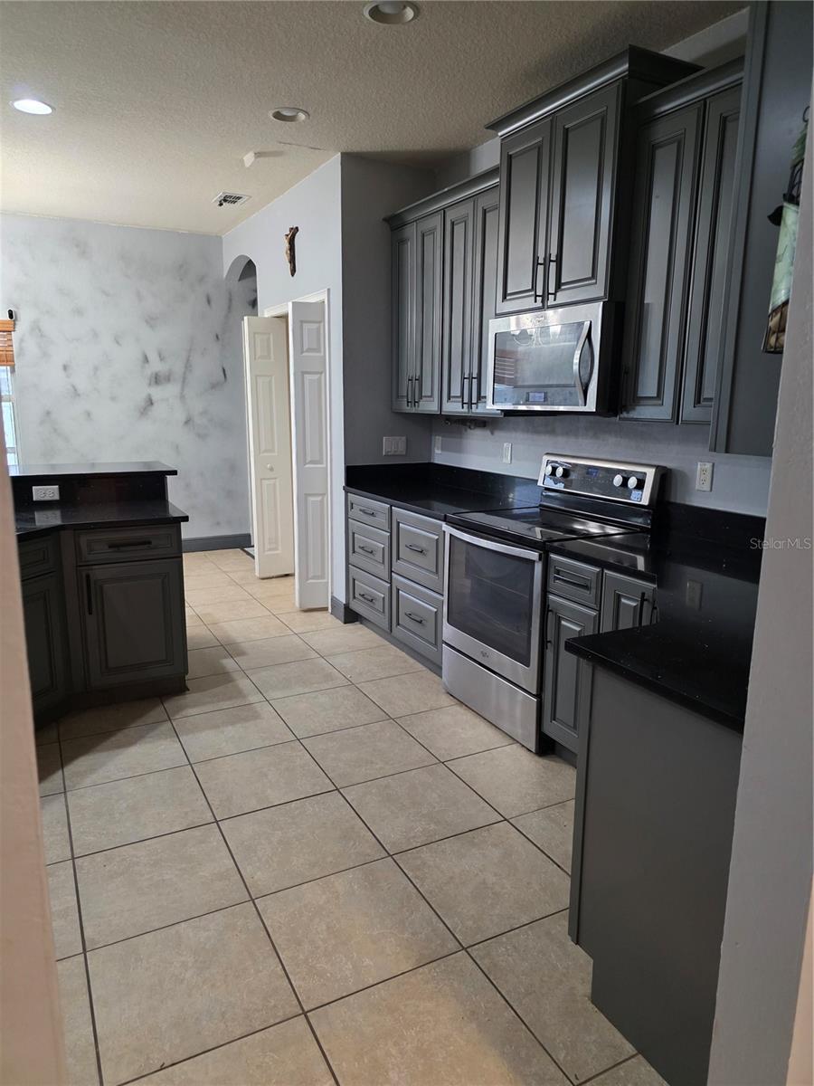 Image 18 of 23 For 2850 Sheldon Street