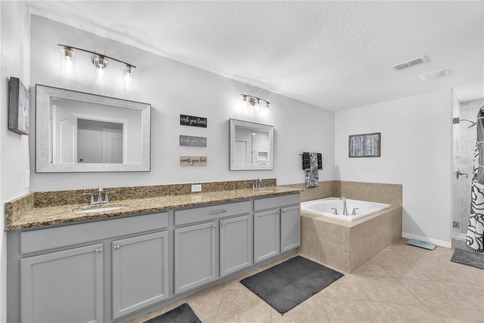 Image 20 of 53 For 10902 Rainbow Pyrite Drive