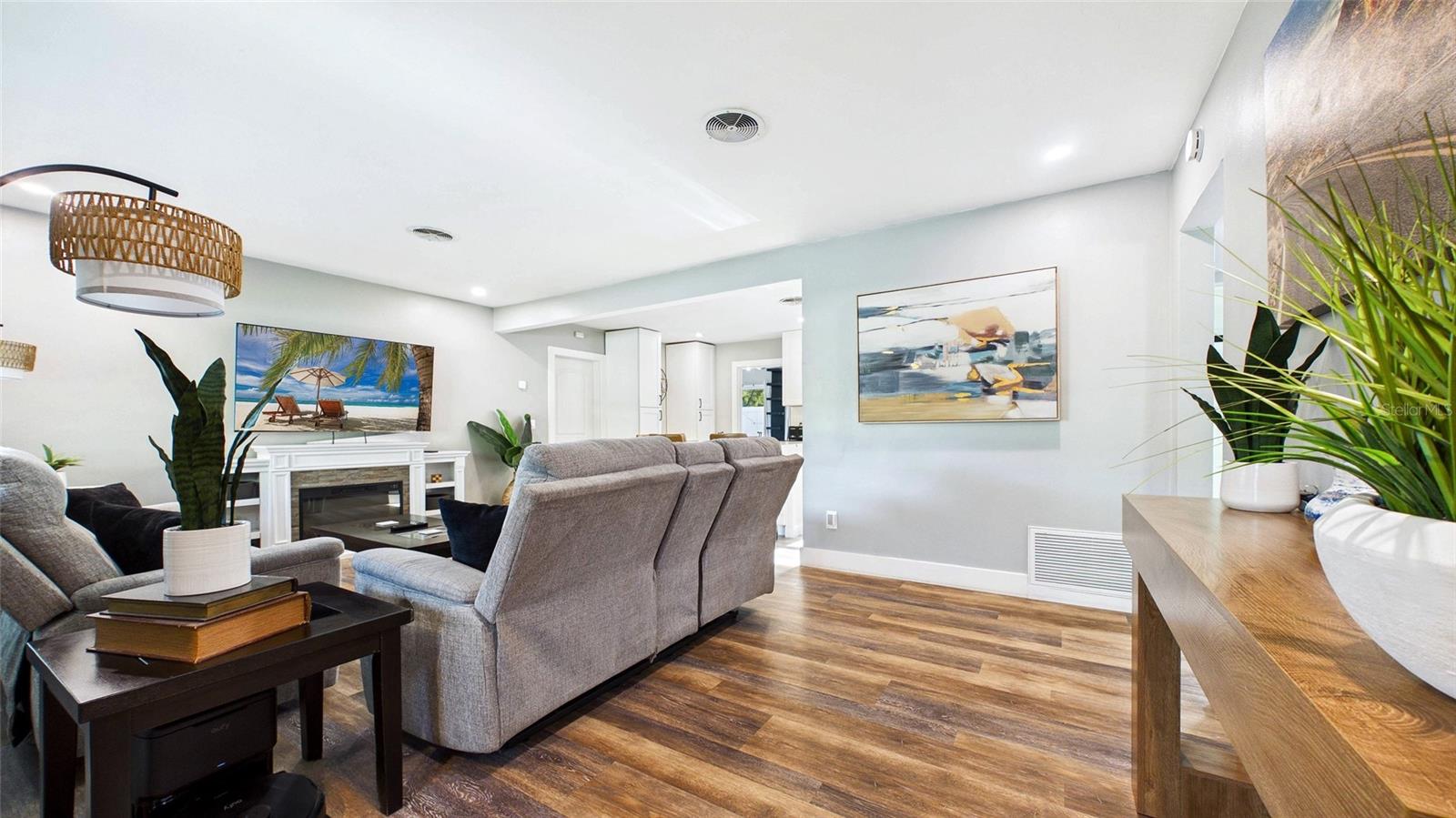 Image 7 of 56 For 101 Mercury Avenue