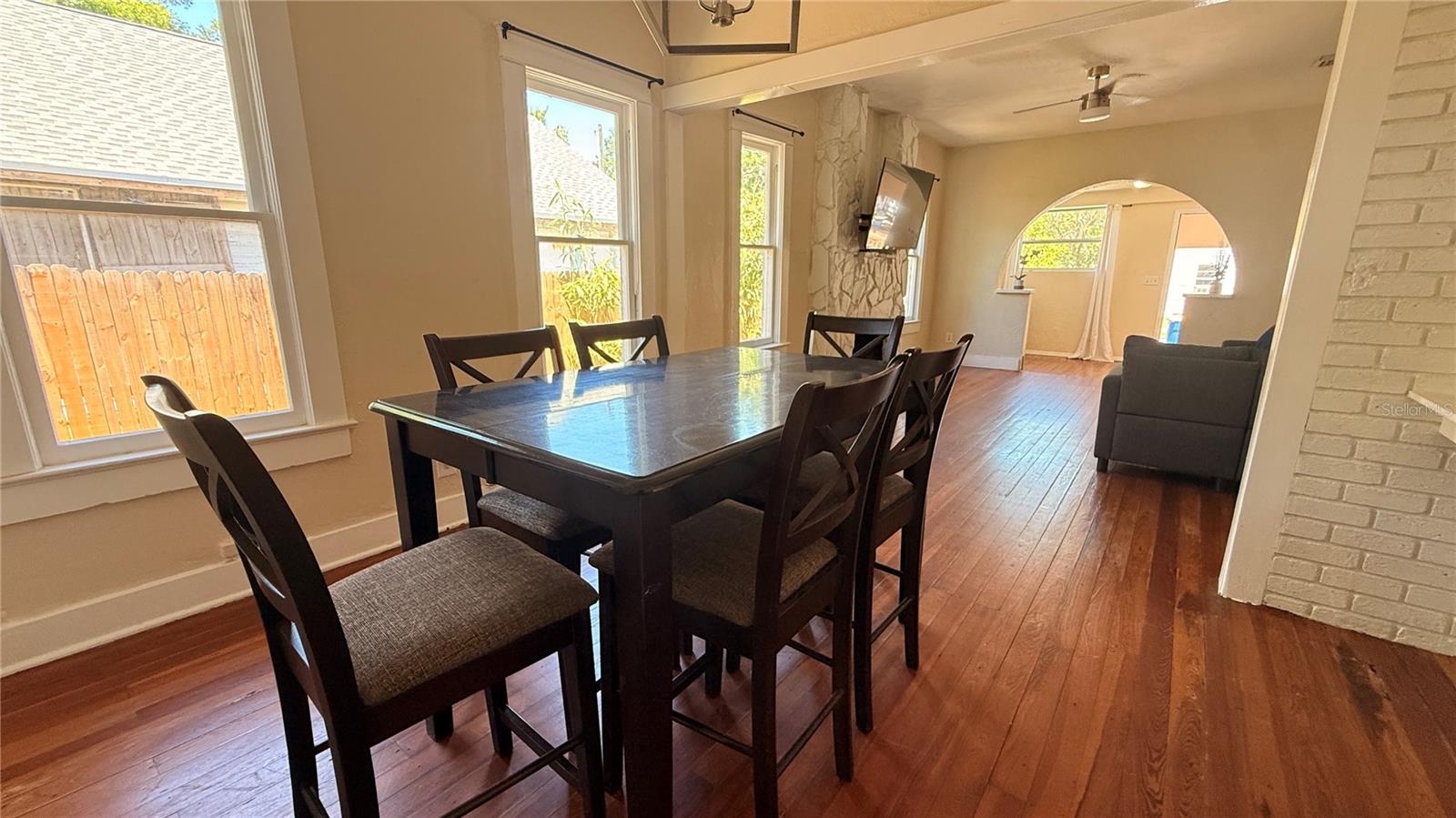 Image 8 of 30 For 905 Jones Street