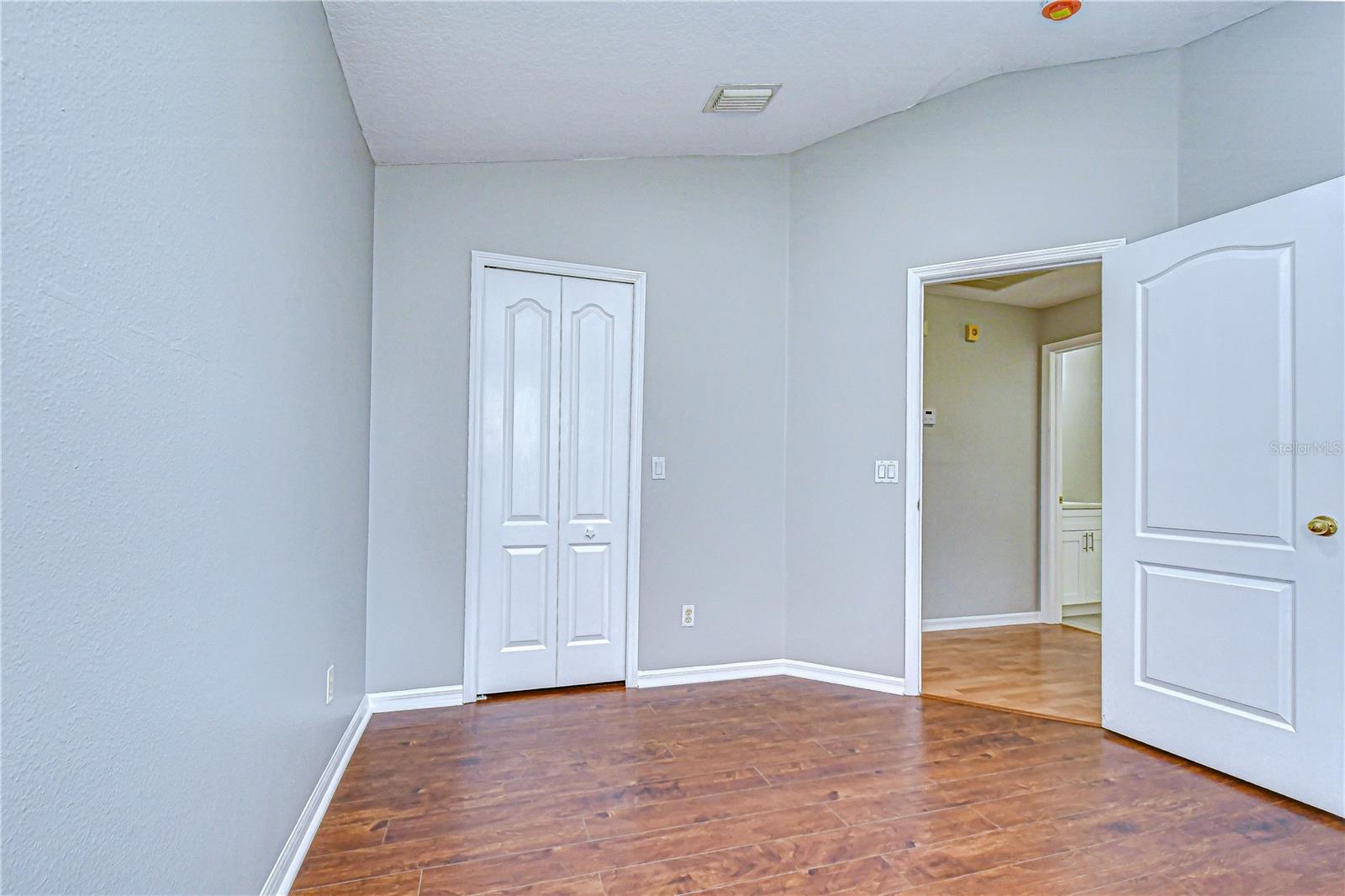 Listing photo id 16 for 18003 Birdwater Drive