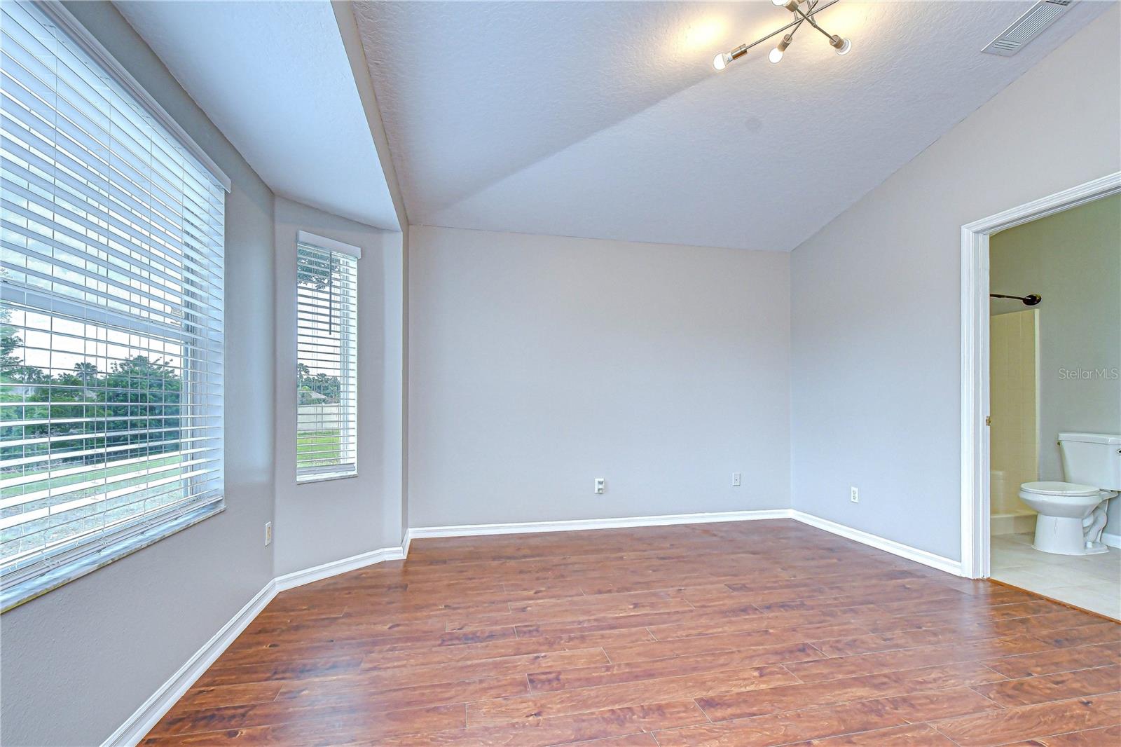 Listing photo id 24 for 18003 Birdwater Drive