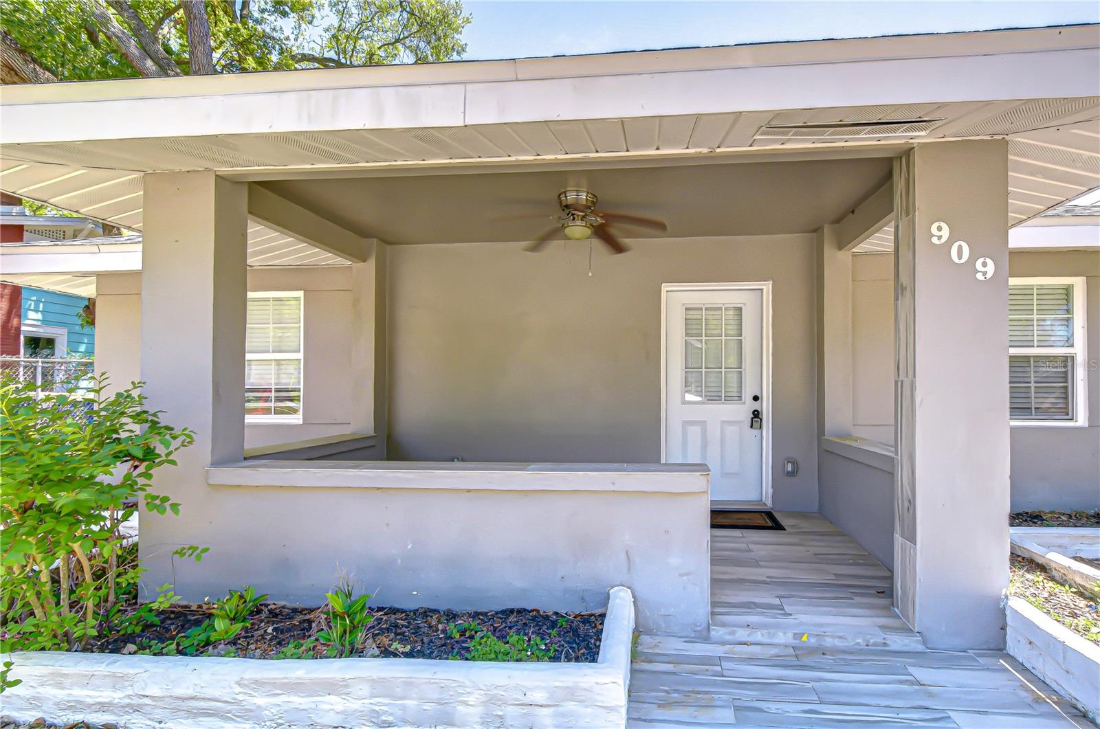 Image 10 of 78 For 909 Hart Street