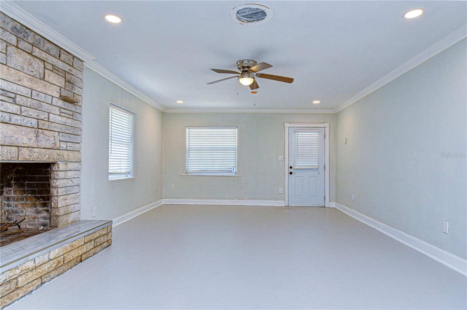 Image 12 of 78 For 909 Hart Street