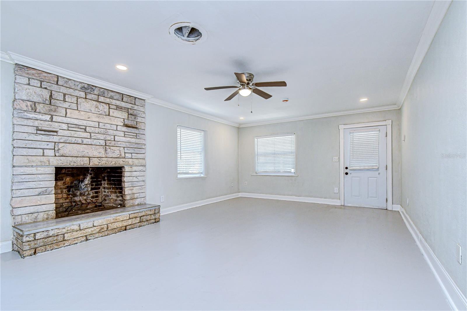 Image 13 of 78 For 909 Hart Street