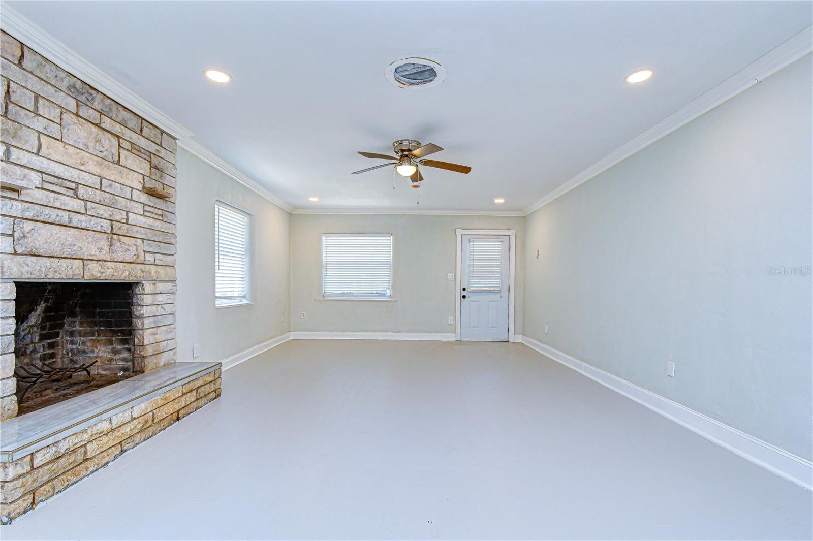 Image 14 of 78 For 909 Hart Street