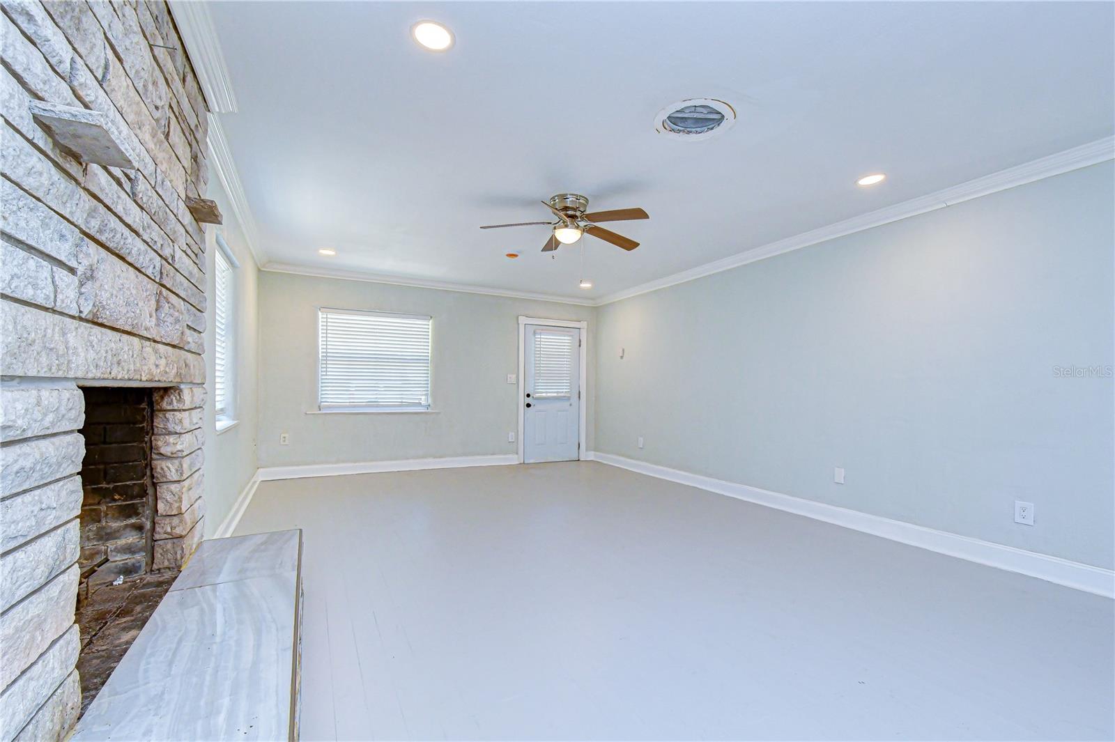 Image 15 of 78 For 909 Hart Street