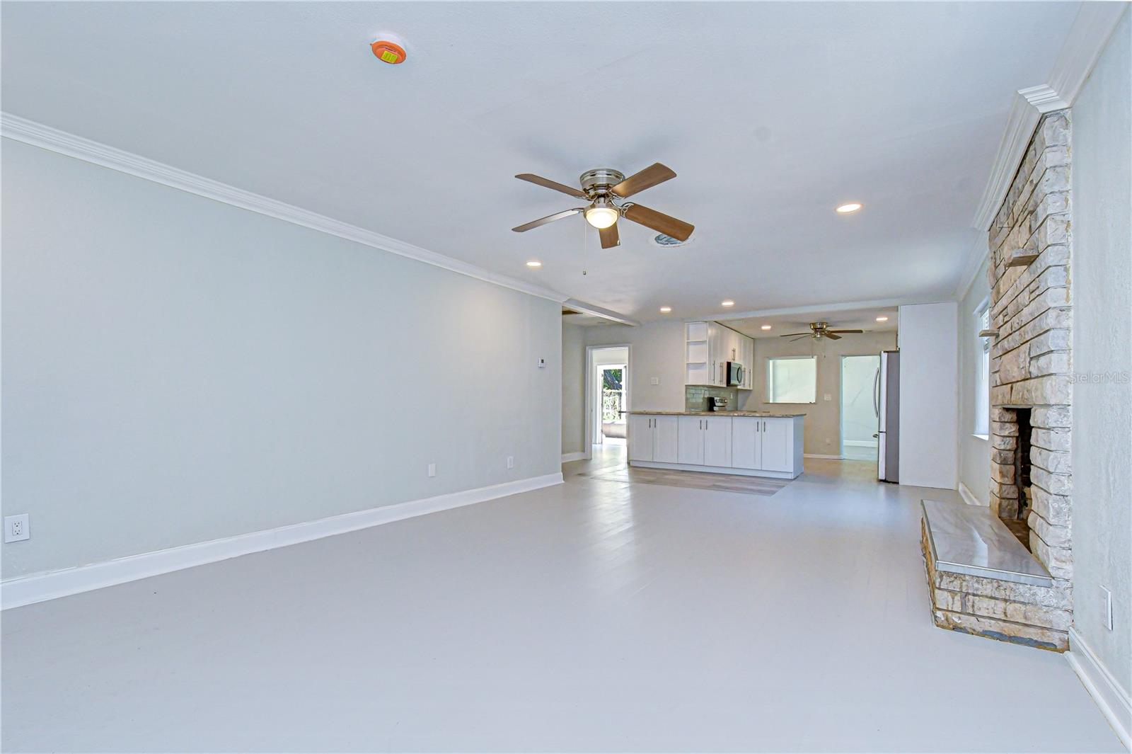 Image 16 of 78 For 909 Hart Street