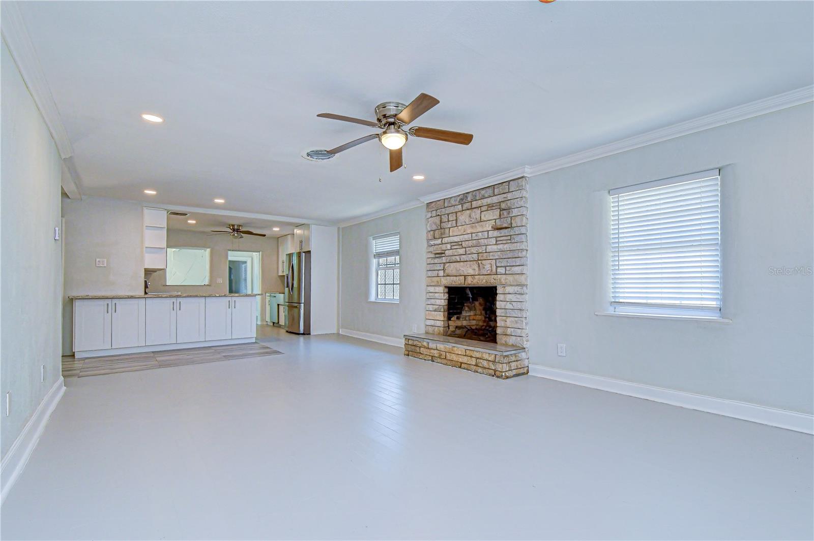 Image 18 of 78 For 909 Hart Street