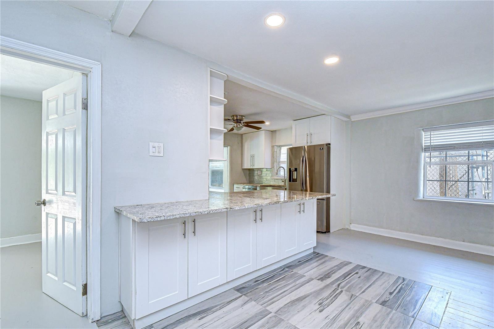 Image 22 of 78 For 909 Hart Street