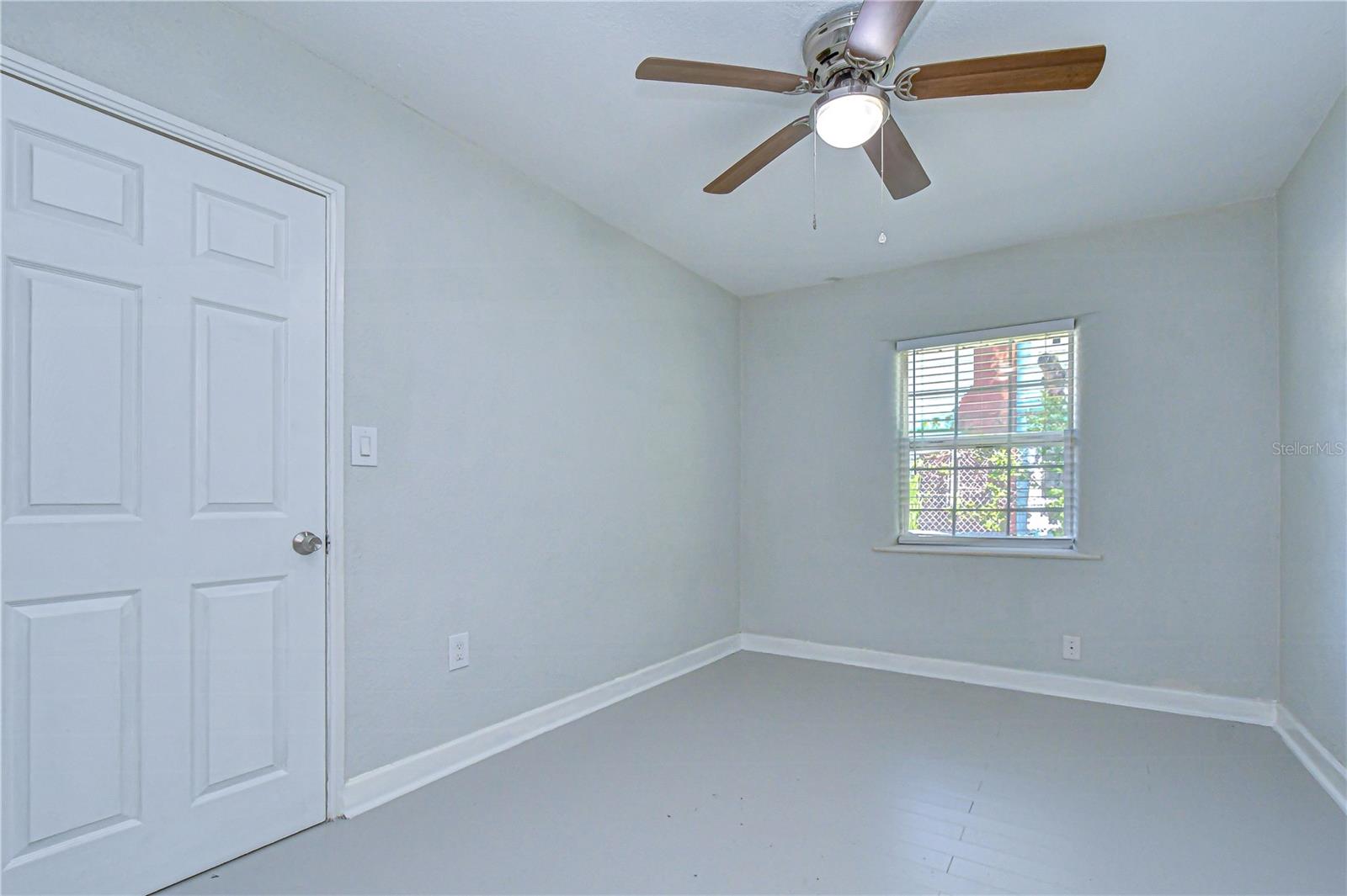 Image 36 of 78 For 909 Hart Street