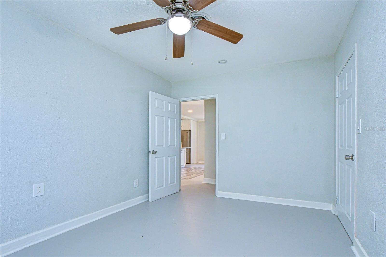 Image 37 of 78 For 909 Hart Street