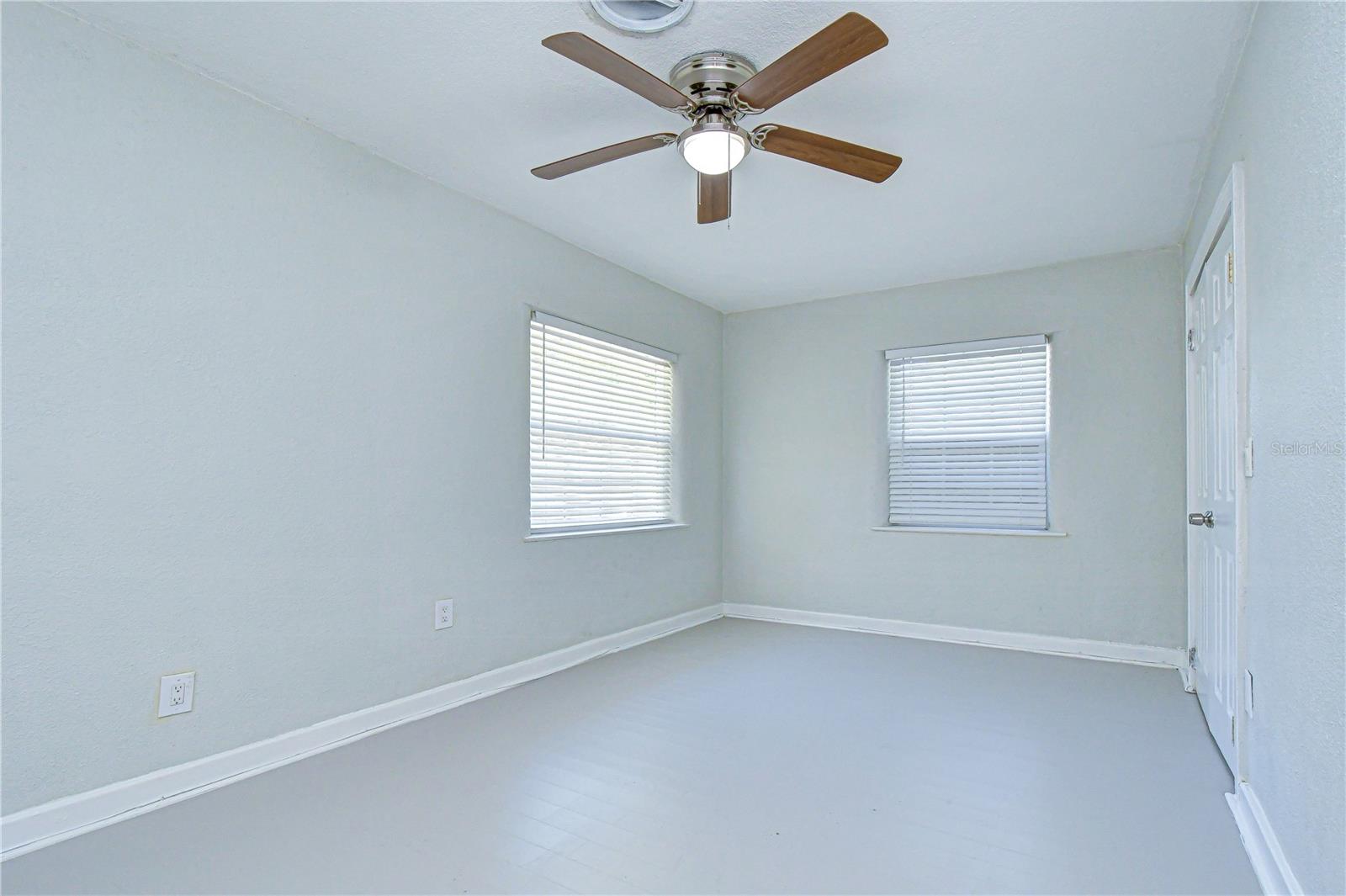 Image 38 of 78 For 909 Hart Street