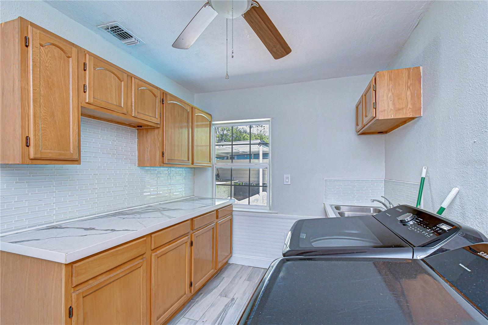 Image 45 of 78 For 909 Hart Street