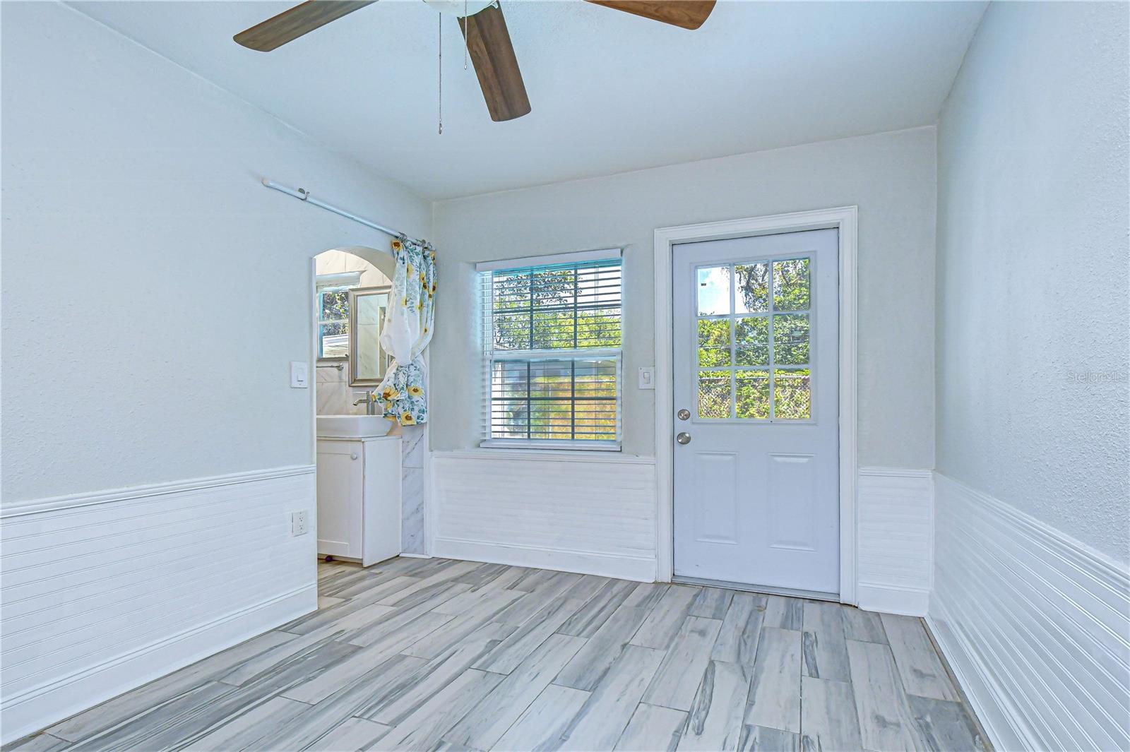 Image 49 of 78 For 909 Hart Street