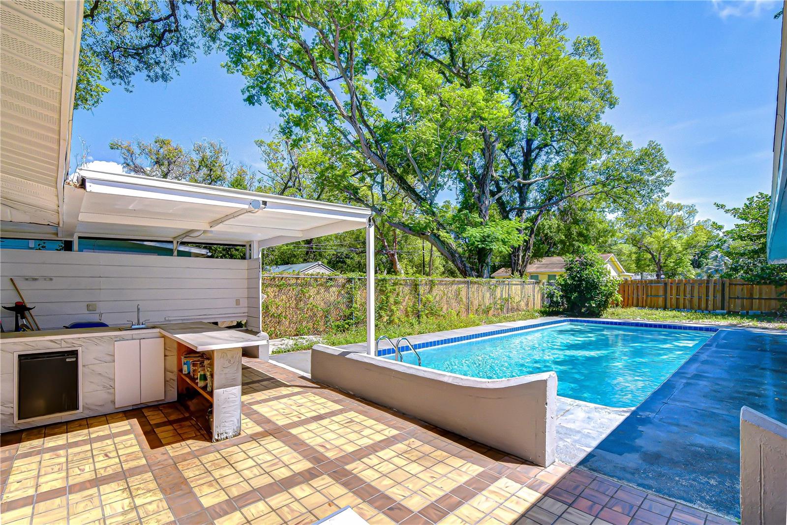 Image 56 of 78 For 909 Hart Street