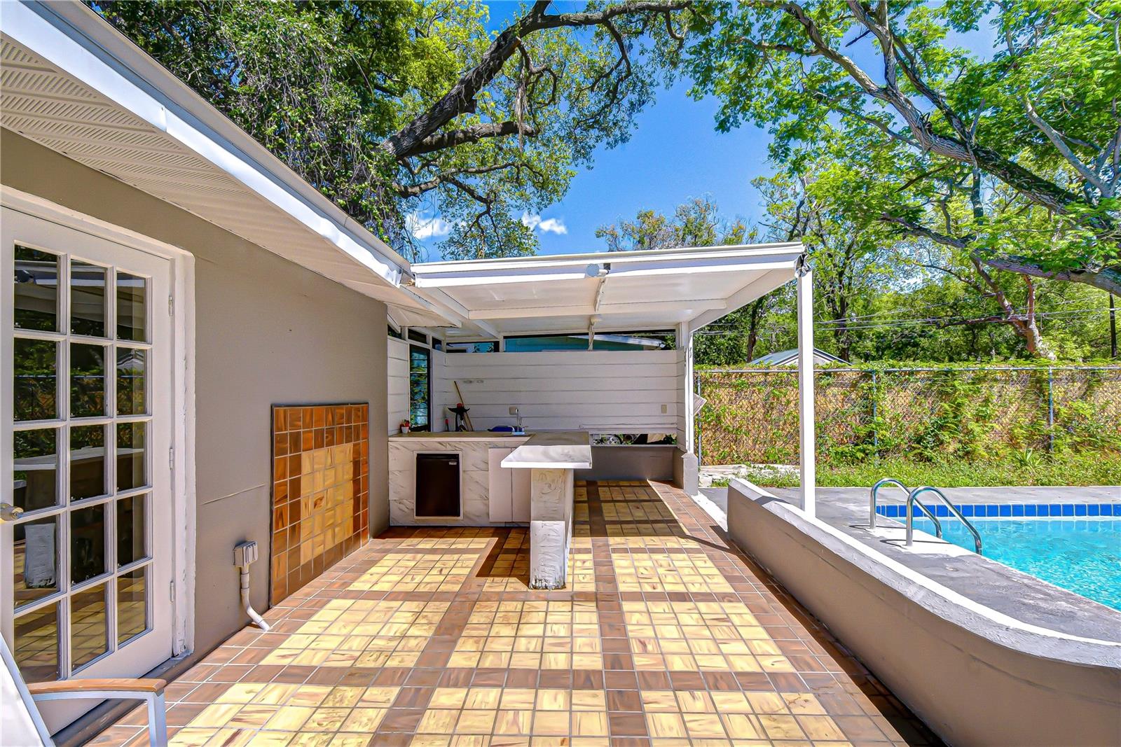 Image 57 of 78 For 909 Hart Street