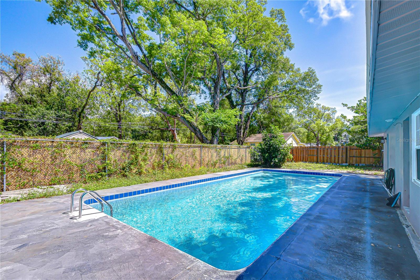 Image 59 of 78 For 909 Hart Street