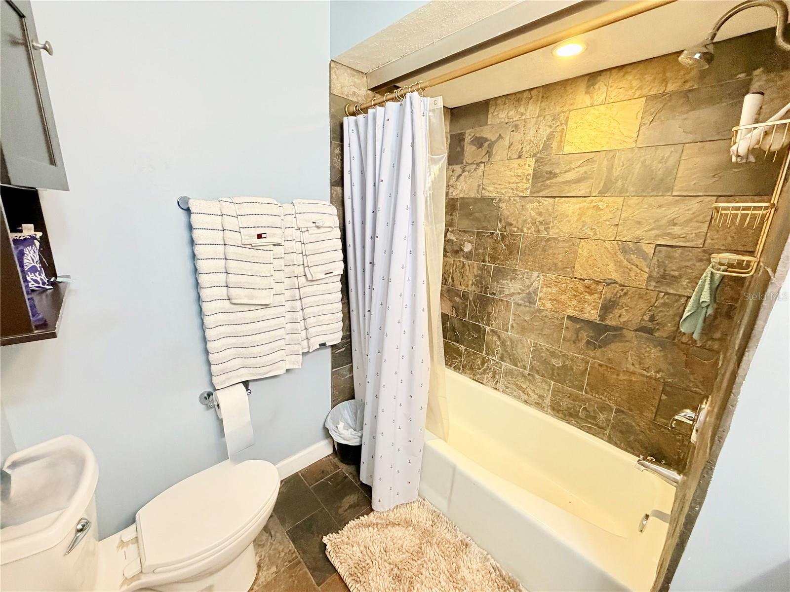 Image 25 of 41 For 1880 Oak Forest Drive E