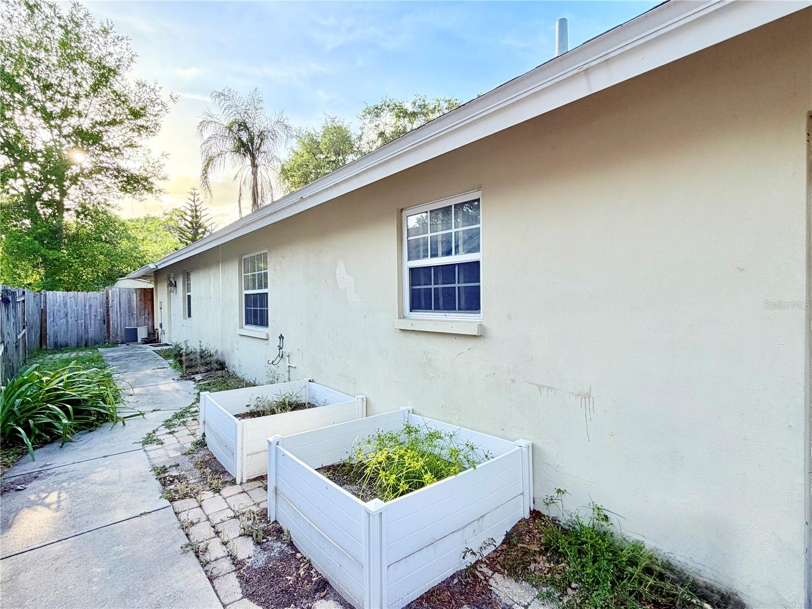 Image 8 of 41 For 1880 Oak Forest Drive E