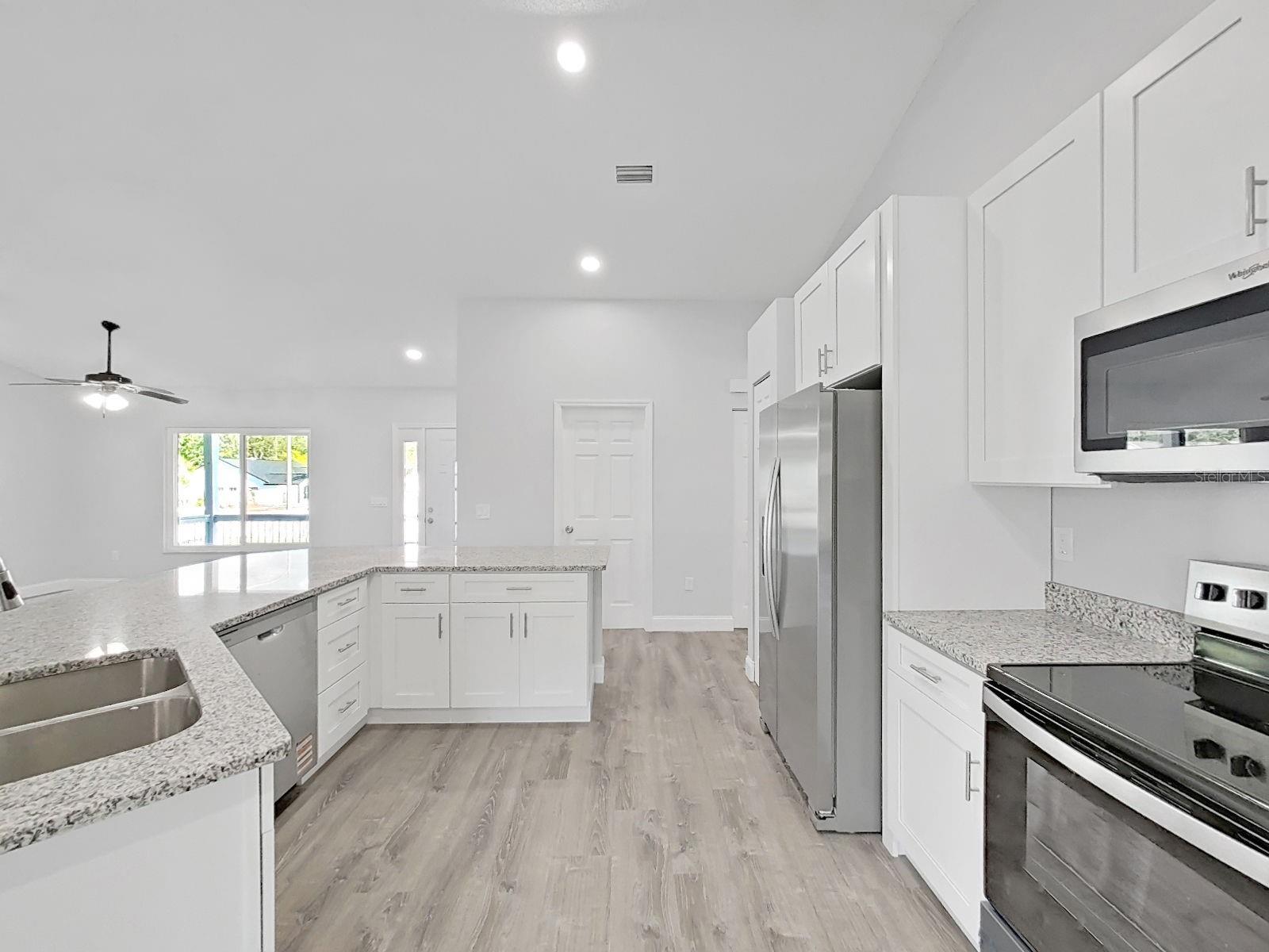 Listing photo id 12 for 10328 Rainbow Oaks Drive