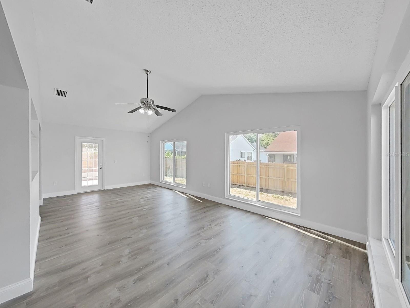 Listing photo id 15 for 10328 Rainbow Oaks Drive