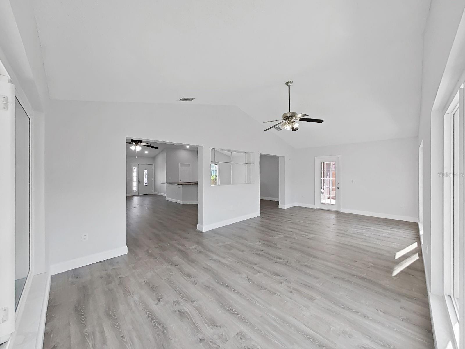 Listing photo id 16 for 10328 Rainbow Oaks Drive