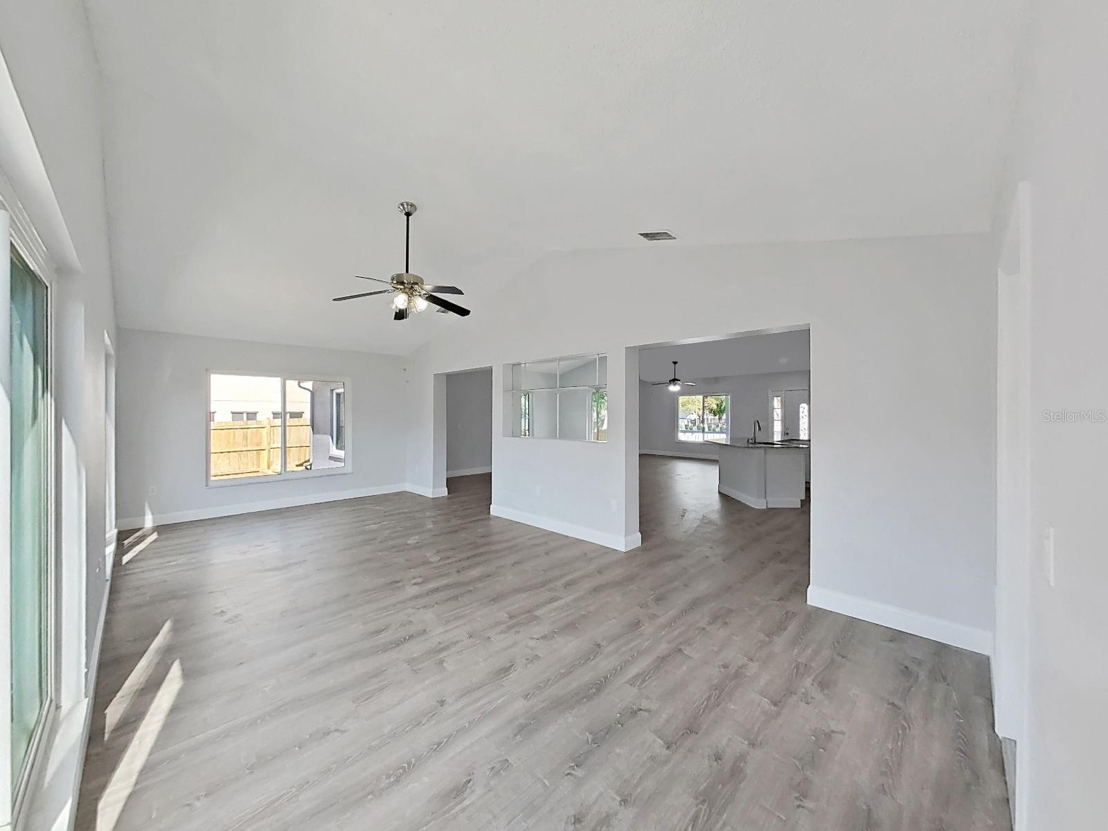 Listing photo id 17 for 10328 Rainbow Oaks Drive