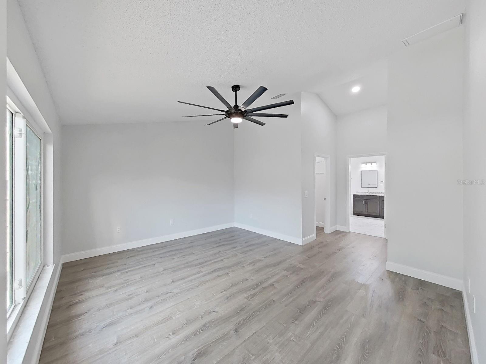 Listing photo id 18 for 10328 Rainbow Oaks Drive