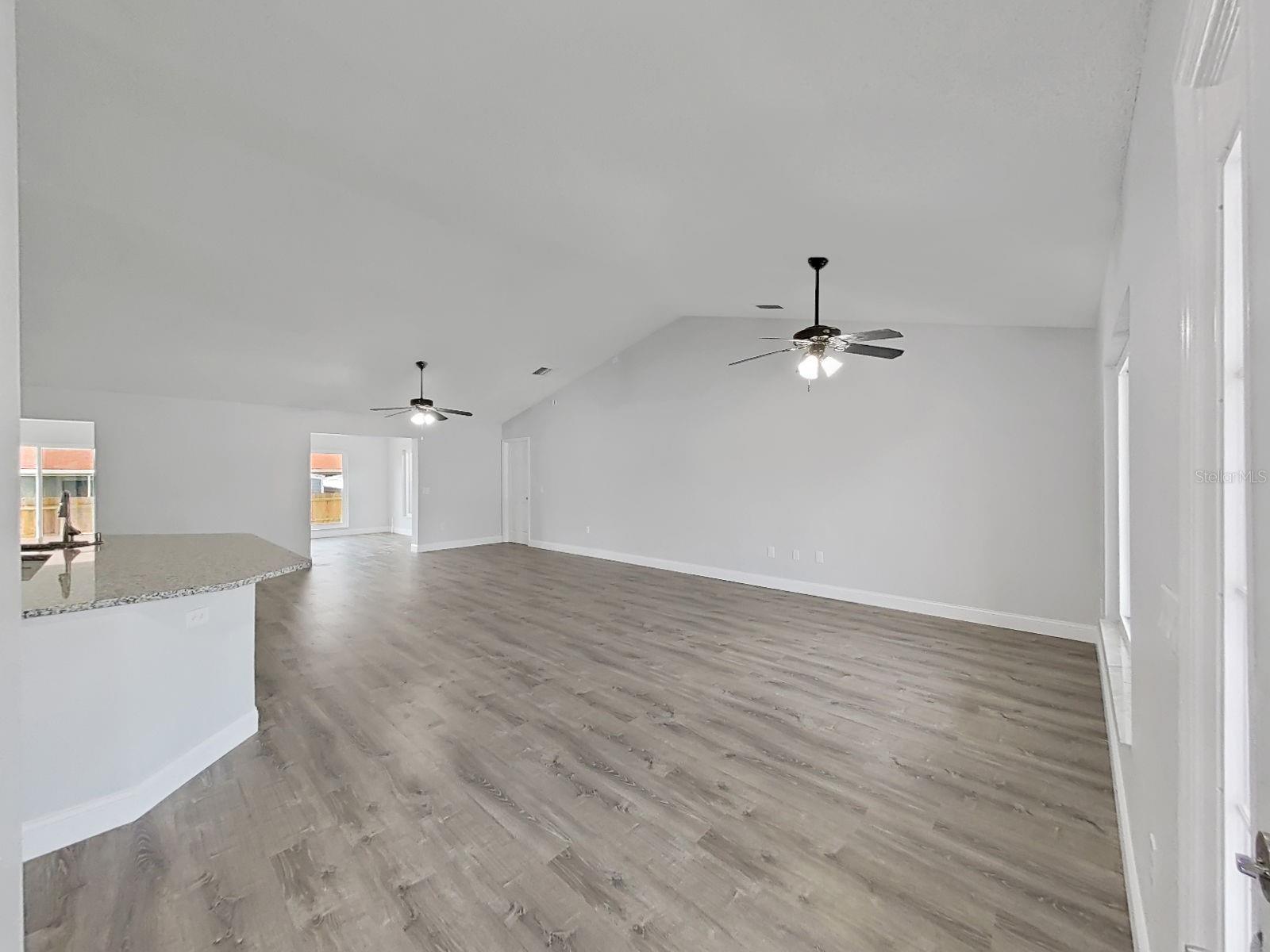 Listing photo id 5 for 10328 Rainbow Oaks Drive